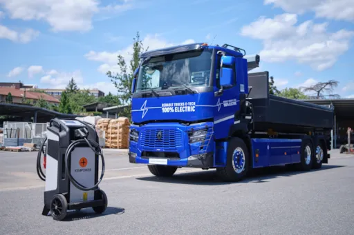 Un Renault T E-Tech C et la borne de recharge Bump